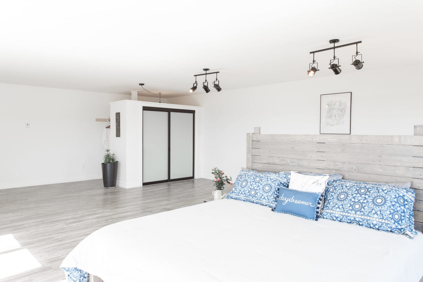 Blue Whale Suite With Private Hot Tub + 24hr Sauna Access